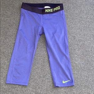 Girls Nike Pro Capris (M) EUC